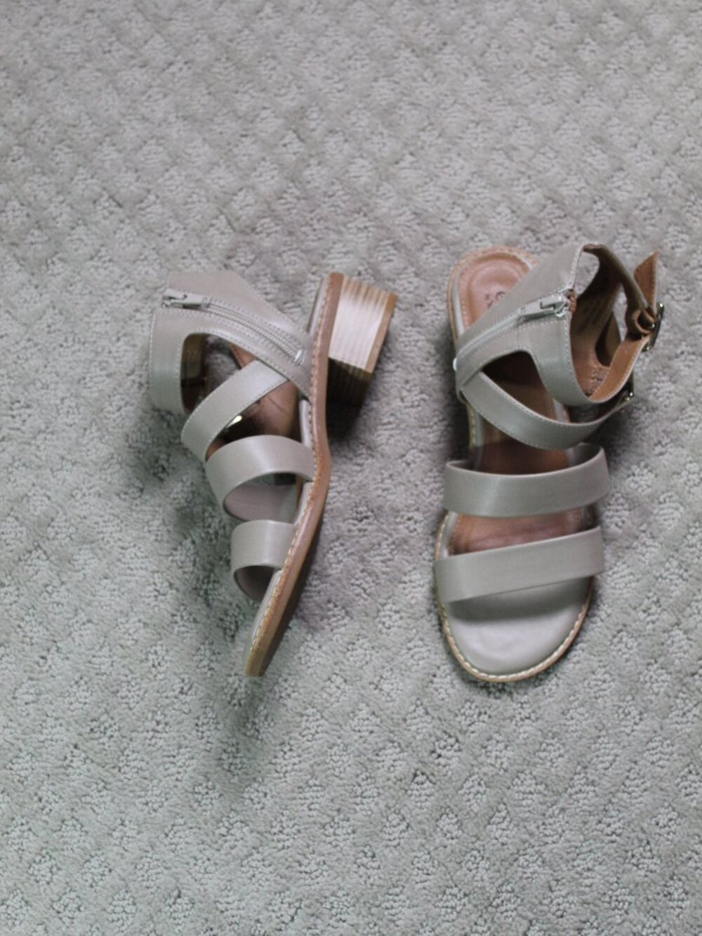 euro soft by Sofft Briar Size 6.5M Taupe Strappy Ankle Strap Sandals
